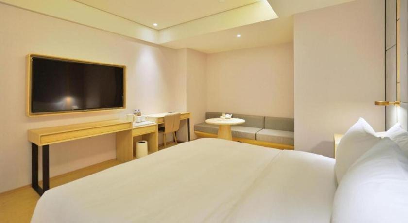 Ji Hongqiao Aegean Sea Hotel 4*